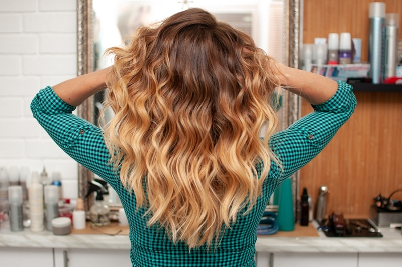 Mega hair com t&eacute;cnica adaptada devolve autoestima a mulheres